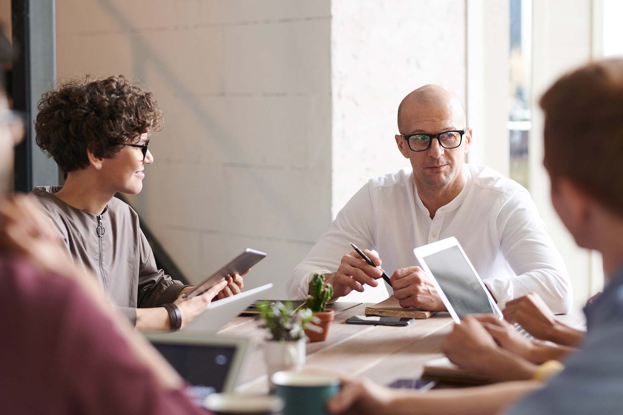 PSSNET IT Consulting Team – Strategy Session PSSNET IT consulting team in a client strategy meeting using tablets and digital tools